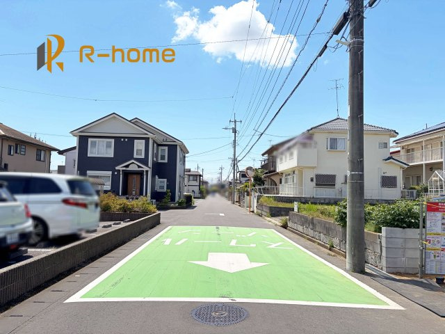 牛久市神谷9期　新築戸建て　1号棟の前面道路含む現地写真|『今から見たい！』大歓迎です♪
お気軽にＲ－ｈomeまでお問い合わせください。