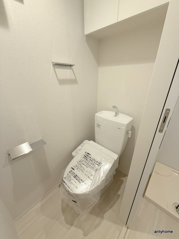 コンフォリア・リヴ大阪本町　仲介手数料無料のトイレ