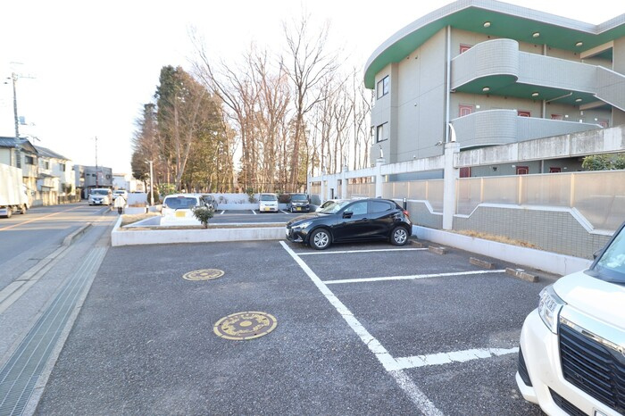 パティオ坂巻の駐車場