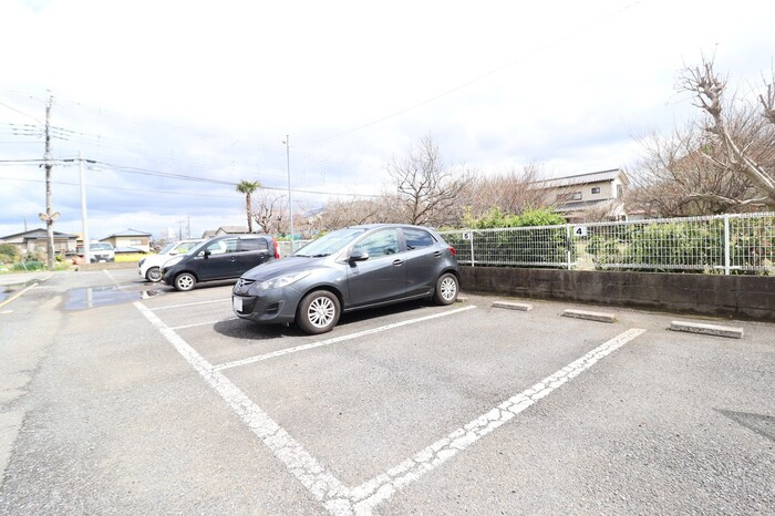 パルサイエンスの駐車場