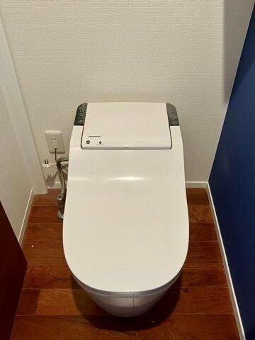南花島戸建のトイレ