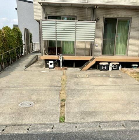 南花島戸建の駐車場