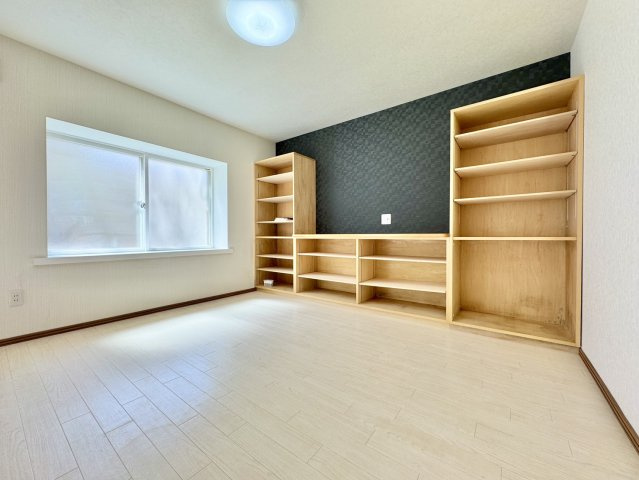 遠矢南【開放感ある高天井】日当たり良好な平屋暮らし。土地広々70坪の居間・リビング|お洒落なアクセントクロスと大容量の壁面収納付き