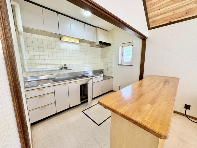 遠矢南【開放感ある高天井】日当たり良好な平屋暮らし。土地広々70坪のキッチン|便利なキッチンカウンター付き！作業スペース広々で家事も快適