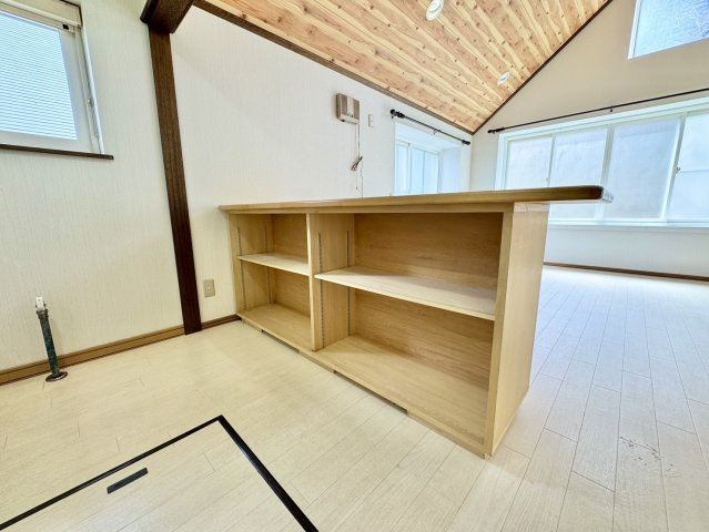 遠矢南【開放感ある高天井】日当たり良好な平屋暮らし。土地広々70坪のキッチン|収納棚付きキッチンカウンター！リビング学習や軽食にも便利です