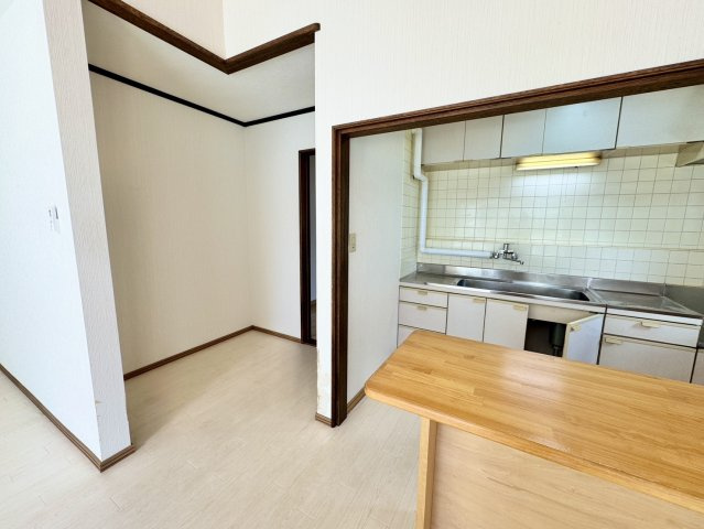 遠矢南【開放感ある高天井】日当たり良好な平屋暮らし。土地広々70坪のキッチン|冷蔵庫や食器棚も置きやすい！動線に配慮したゆとりキッチン空間