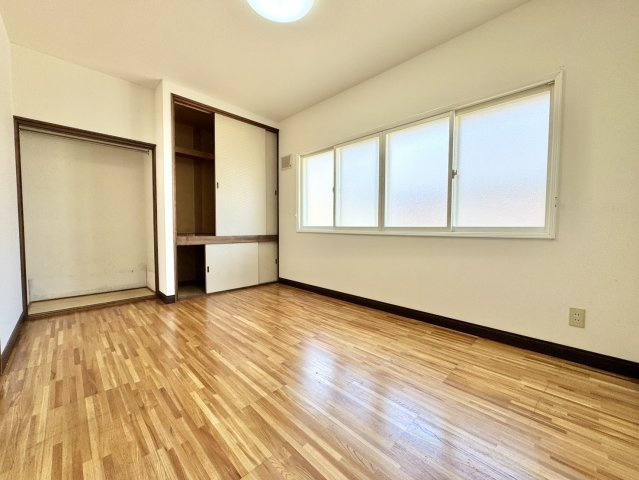 遠矢南【開放感ある高天井】日当たり良好な平屋暮らし。土地広々70坪の洋室|収納たっぷり6帖洋室。大きな窓から光が入り、個室や寝室に最適