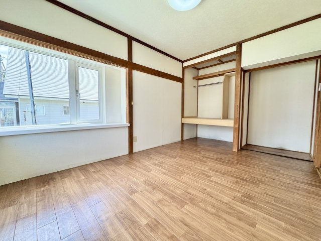 遠矢南【開放感ある高天井】日当たり良好な平屋暮らし。土地広々70坪の洋室|木枠がアクセントのモダンな洋室。クローゼット付きで収納充実