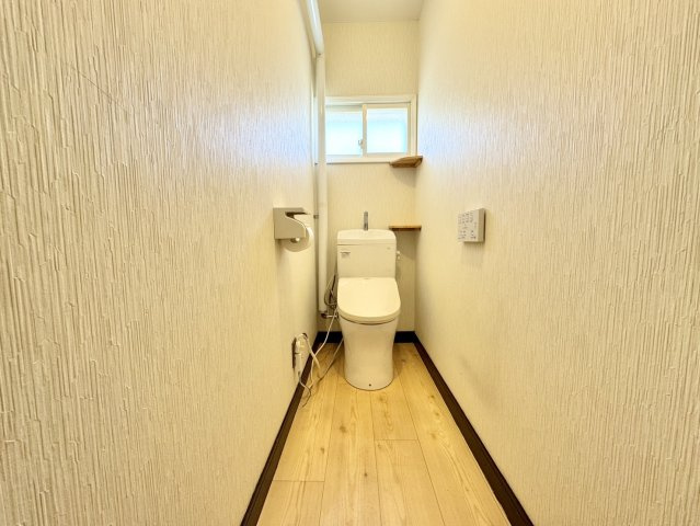遠矢南【開放感ある高天井】日当たり良好な平屋暮らし。土地広々70坪のトイレ|温水洗浄便座付きトイレ！窓があり換気もしやすく清潔感漂う空間