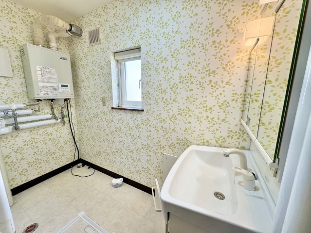 遠矢南【開放感ある高天井】日当たり良好な平屋暮らし。土地広々70坪の洗面所|三面鏡付きの洗面化粧台！忙しい朝の身支度もスムーズに整います