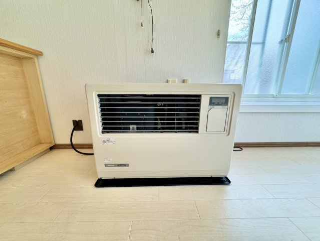 遠矢南【開放感ある高天井】日当たり良好な平屋暮らし。土地広々70坪の冷暖房・空調設備|寒い冬も安心のFF暖房完備！パワフルな暖かさで室内を快適に
