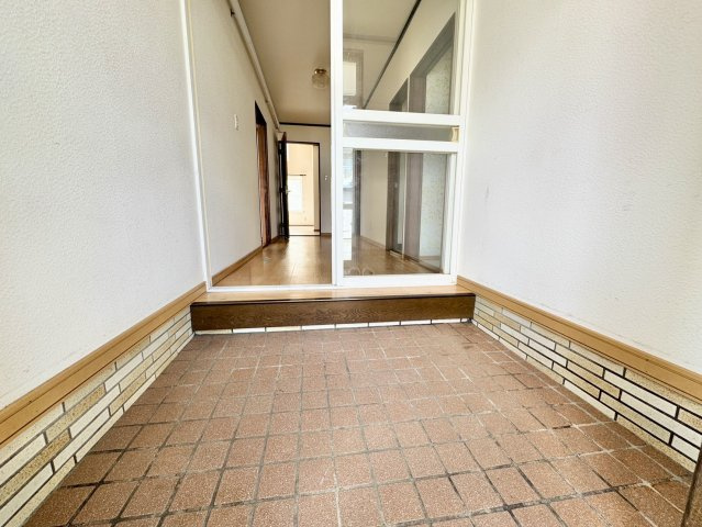 遠矢南【開放感ある高天井】日当たり良好な平屋暮らし。土地広々70坪の玄関|広々とした玄関ポーチ。風除室付きで冬の冷気もしっかりガード！