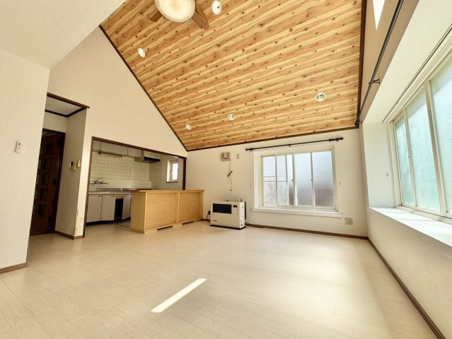 遠矢南【開放感ある高天井】日当たり良好な平屋暮らし。土地広々70坪の居間・リビング|陽光注ぐ16帖LDK！カウンターキッチン付で会話も弾む住まい