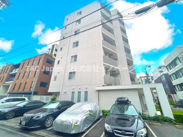 ミューズ・プレイズの外観|時代の流れに惑わされないシックなカラートーンで街並みに溶け込む外観は、主張し過ぎず、また平凡になり過ぎず絶妙なコントラストで輝きを放ちます。