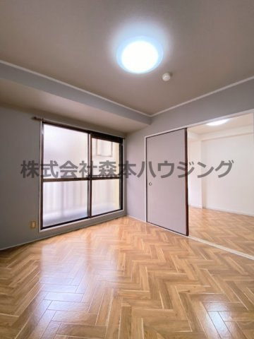 【洋室】 | 　ペントハウス11 | 落ち着いた色調の洋室です