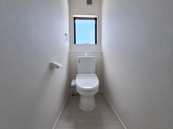 ふじが丘南3丁目1期1号棟のトイレ|窓が設けられているため自然光が入る明るいトイレです。壁や床はシンプルなデザインで清潔感があります。手洗い部分もコンパクトにまとまっています。換気設備も備わっていますので快適です。