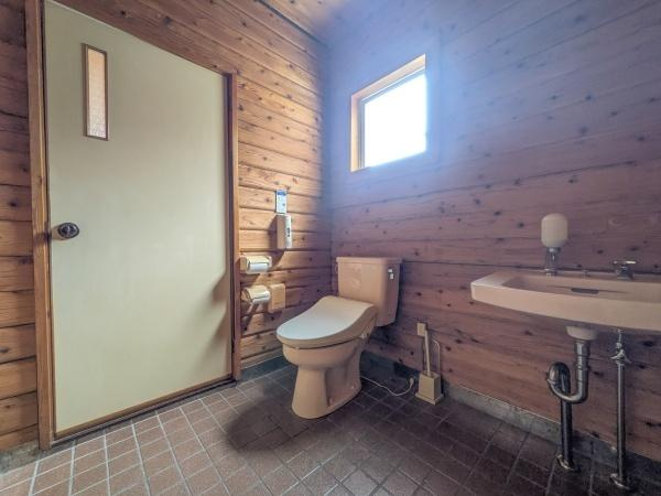 大字政所　戸建て(店舗兼用)のトイレ|シンプルで清潔感のあるトイレです。