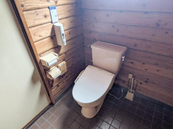大字政所　戸建て(店舗兼用)のトイレ|温水洗浄便座が設置されているトイレです。

