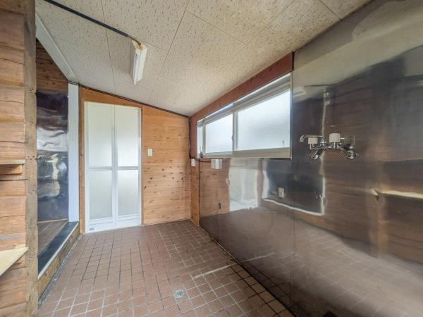 大字政所　戸建て(店舗兼用)の内装|勝手口から出入りが可能。
お買い物後→搬入室への積み下ろしに便利。