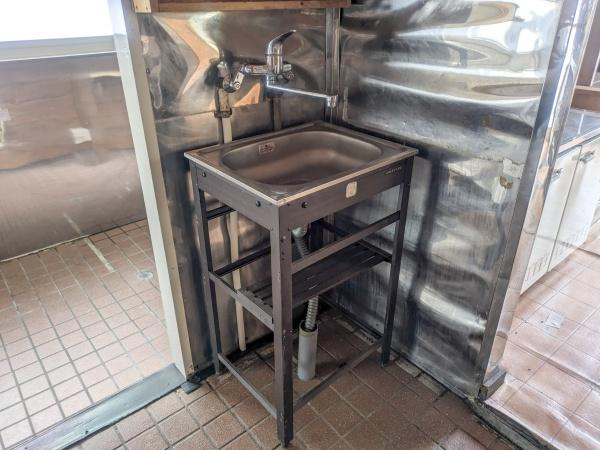 大字政所　戸建て(店舗兼用)のその他|ステンレス壁面に設置された独立型の手洗いシンク。
すぐに手洗いができる実用的な設備です。