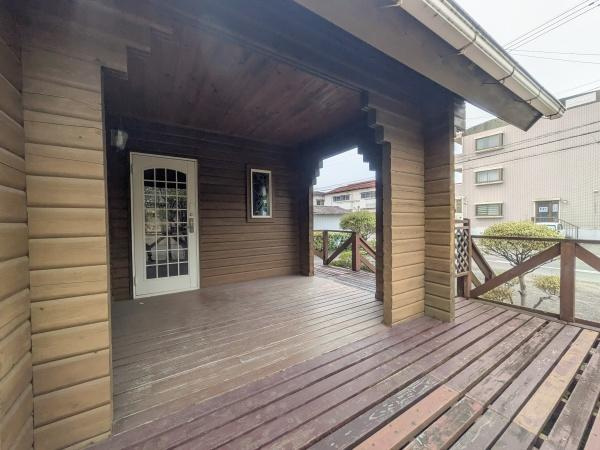 大字政所　戸建て(店舗兼用)の玄関|ステンドグラスのアートが添えられたエントランスは、それだけでお家の「顔」になります。