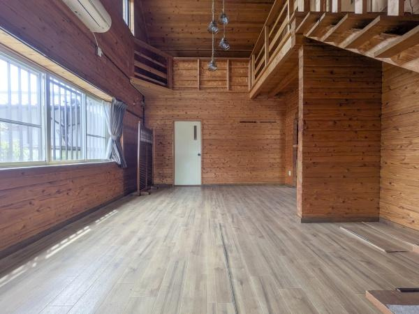 大字政所　戸建て(店舗兼用)の居間・リビング|天井が高く、縦横どちらの広がりも感じられます。
