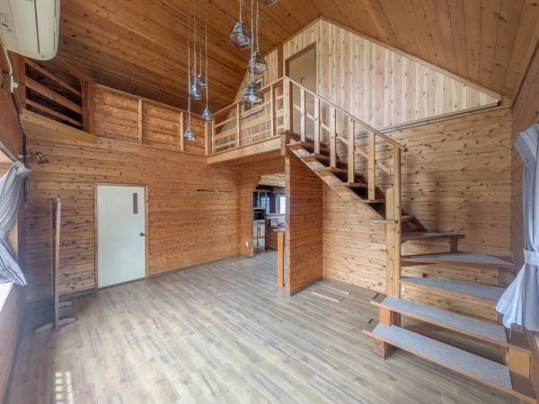 大字政所　戸建て(店舗兼用)の居間・リビング|複数の窓から採光が入り明るい空間を演出しています。