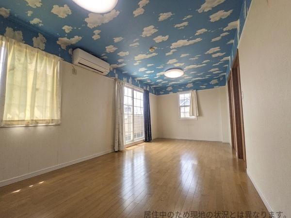 小池原　中古の洋室|天井に雲柄のデザインが施されており開放感が感じられる洋室です。バルコニーとつながっており使い勝手の良い洋室です。大きな窓からは自然光がしっかりと差し込みます。