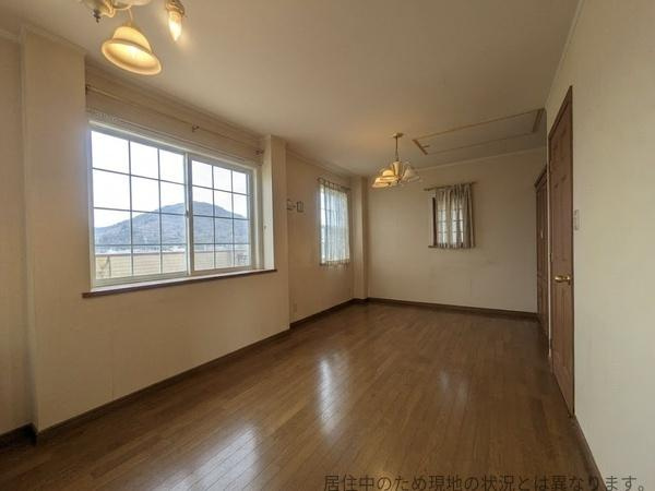 小池原　中古の洋室|窓が多く明るい洋室で、様々な用途で使用できます。階段を上ると屋根裏部屋があり、たくさんの物を収納できます。