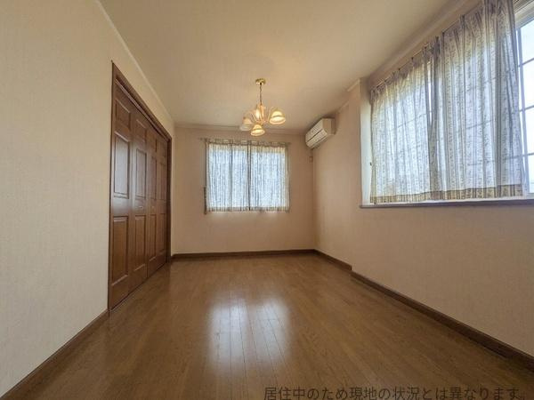 小池原　中古の洋室|2階洋室です。広々ウォーキングクローゼットが付いており、収納豊富です。窓が多く光が差し込む明るい洋室となっています。