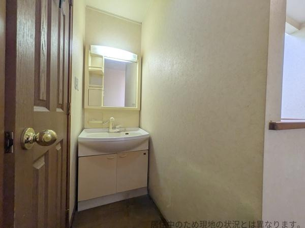 小池原　中古の独立洗面台|洗面台が2か所あるため忙しい朝にも安心です。洗面台には収納スペースが備わっており日用品の整理整頓がしやすい設計です。
