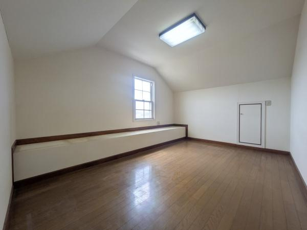 小池原　中古のその他|広々とした屋根裏部屋です。窓から自然光が入り室内が明るく感じられます。