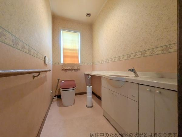 小池原　中古のトイレ|広々としたトイレ空間で手すりが備わっており使いやすさに配慮されています。収納スペースも確保されており日常の使い勝手が考慮されています。