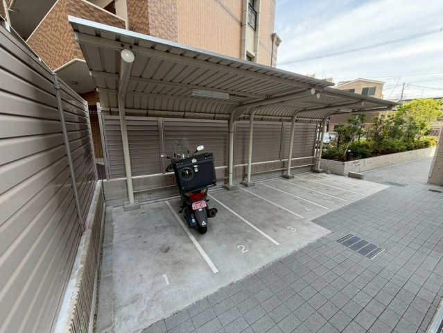 スプランディッド難波WESTⅢの駐車場