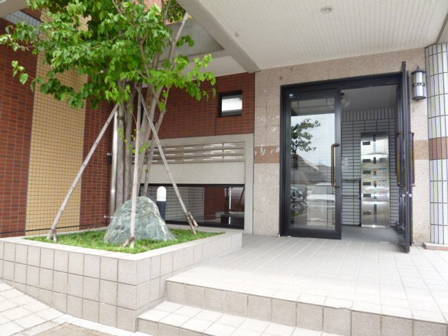 久留米市合川町の賃貸マンションのエントランス|落ち着いたエントランスです