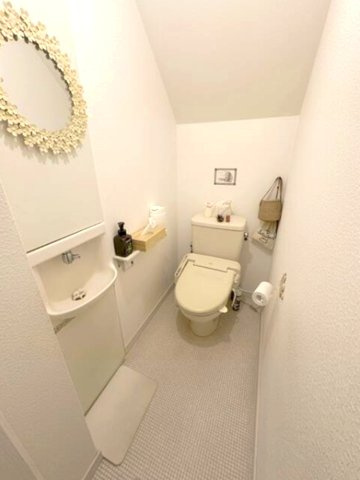 深江南町1丁目のトイレ|節水型でエコなトイレには、今では当たり前のウォシュレット付き。
