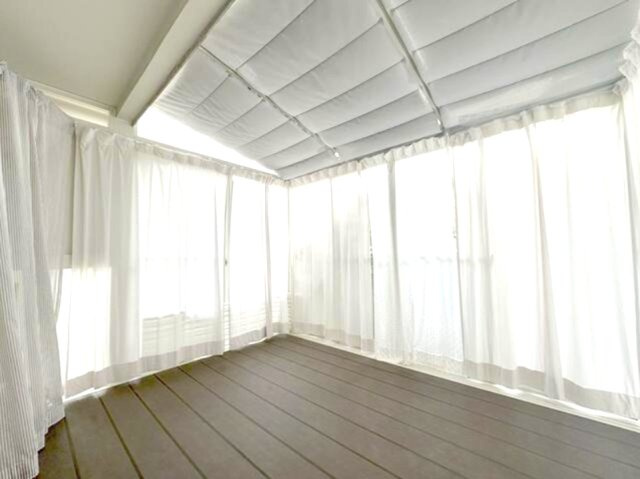 深江南町1丁目の居間・リビング|このお部屋自慢の サンルーム 含め大空間リビングです♪普段は扉を閉めて別空間として活用し、お友達を呼んでのホームパーティーなどの時には、開けて広々使う等、使い勝手がとても良いです♪
