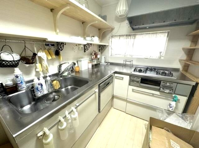 深江南町1丁目のキッチン|L字キッチン　料理をする時間が楽しくなる使い勝手の良い、広いワークトップ
