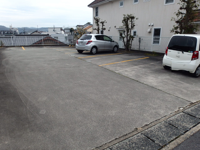 ステープル六供の駐車場