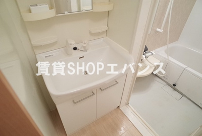【洗面所】 | サニーコートⅢ | ゆったりとスペースのある洗面所