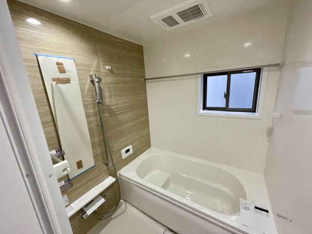 【浴室】 | 【新築分譲住宅～GRAFARE～】山形市花楯　4期　全３棟 | 【Bathroom】
快適な使い心地とゆとりある空間が1日の疲れを解きほぐすバスルーム。空間も浴槽もゆったりのびのび使えるゆとり設計。快適なリラックスタイムを過ごせます。
