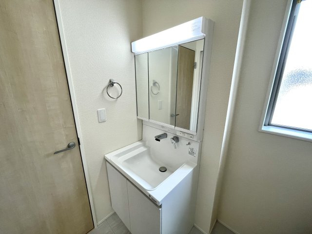 【独立洗面台】 | 【新築分譲住宅～GRAFARE～】山形市花楯　4期　全３棟 | 【Powder room】
十分な大きさの洗面台は収納もさる事ながら、身だしなみチェックや歯磨きなど、朝の慌ただしい時間でもホテルライクなスペースで余裕とゆとりを感じて頂けます。