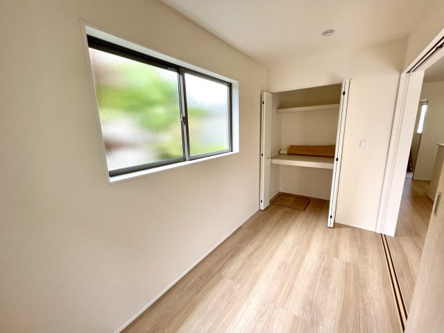 【その他】 | 【新築分譲住宅～GRAFARE～】山形市花楯　4期　全３棟 | 【Room】
1日の疲れを癒し、心地よく寛げるようゆったりとした広さを確保しています。プライベートタイムをより優雅に穏やかに…。落ち着いた雰囲気を紡ぎます。