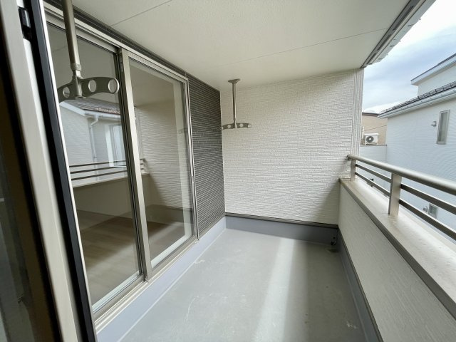 【バルコニー】 | 【新築分譲住宅～GRAFARE～】山形市花楯　4期　全３棟 | 【Balcony】
広いバルコニーは、暮らしの中での光と風を演出してくれています。見事なまでの開放的な空間をお楽しみください。