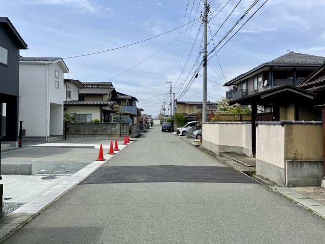 【前面道路含む現地写真】 | 【新築分譲住宅～GRAFARE～】山形市花楯　4期　全３棟 | 全棟、幅6メートルの広い道路に面しており、ストレス少なく出入りできます。