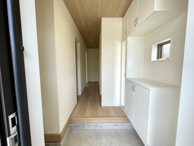 【玄関】 | 【新築分譲住宅～GRAFARE～】山形市花楯　4期　全３棟 | 【Entrance】
清潔感溢れる玄関がお出迎えする本邸宅の物語は、ここから始まる日常を期待させます。この場所には「希望」と「優越」で包み込んでくれる「特別」な空間があります。