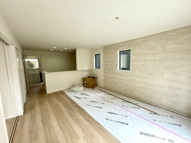 【居間・リビング】 | 【新築分譲住宅～GRAFARE～】山形市花楯　4期　全３棟 | 【Living room】
家族と過ごすひと時を溢れる光が優しく包み込むリビングダイニング。家族とともに、心穏やかに過ごすひととき。家族との時間、自分の時間を大切にできる空間になります。