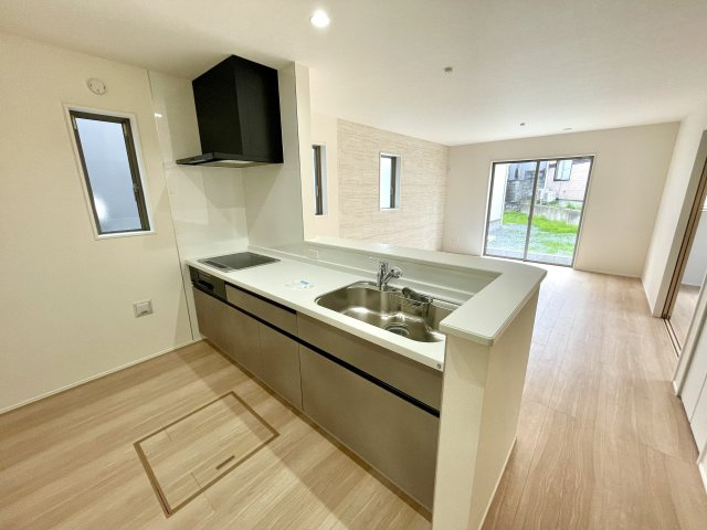 【キッチン】 | 【新築分譲住宅～GRAFARE～】山形市花楯　4期　全３棟 | 【Kitchen】
ご家族みんなで調理ができる位のスペースを実現したキッチン空間となっております。みんなで作った料理を召し上がりながらの会話は、どのような物になるのでしょうか。