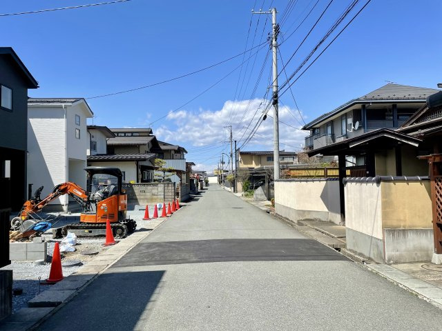 【前面道路含む現地写真】 | 【新築分譲住宅～GRAFARE～】山形市花楯　4期　全３棟 | 全棟、幅6メートルの広い道路に面しており、ストレス少なく出入りできます。