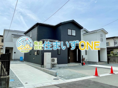 【外観】 | 【新築分譲住宅～GRAFARE～】山形市花楯　4期　全３棟 | 【Appearance】
堂々たる趣ながら、主張し過ぎずどこか余裕を感じさせるシャープなフォルムで佇む邸宅は、晴天の空と照らし合わせる事で、本来あるべき完成形の姿を見せてくれます。